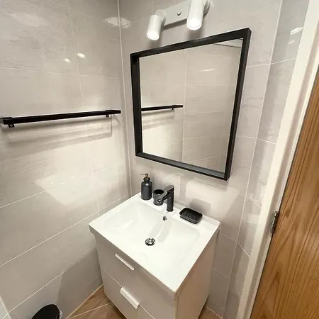 Modern 3 Bedroom Townhouse With Patio