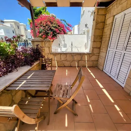 Apartment Modern 3 Bedroom Townhouse With Patio *