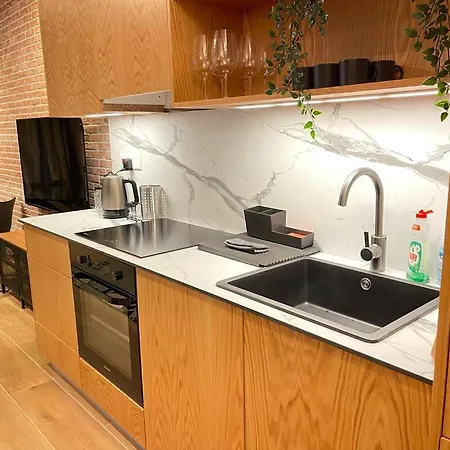 Modern 3 Bedroom Townhouse With Patio *