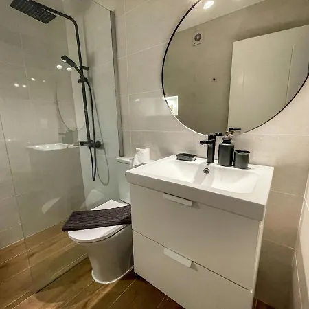 Modern 3 Bedroom Townhouse With Patio Апартаменты *