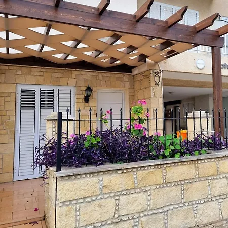 Modern 3 Bedroom Townhouse With Patio Апартаменты *