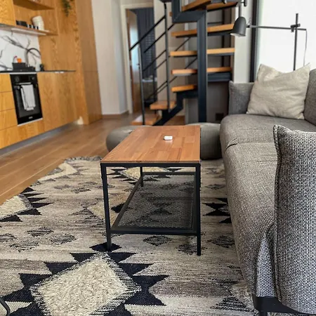 Modern 3 Bedroom Townhouse With Patio Апартаменты *