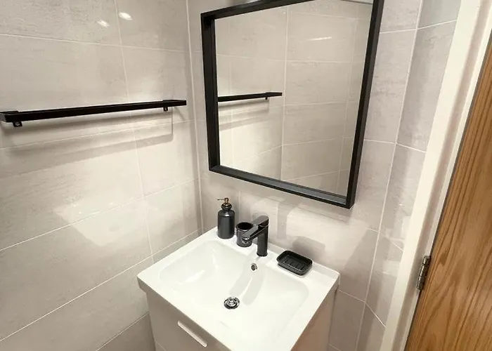 Modern 3 Bedroom Townhouse With Patio