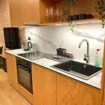 Modern 3 Bedroom Townhouse With Patio *