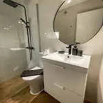 Modern 3 Bedroom Townhouse With Patio 아파트 *