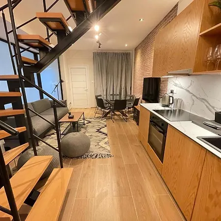 Modern 3 Bedroom Townhouse With Patio 아파트 파포스