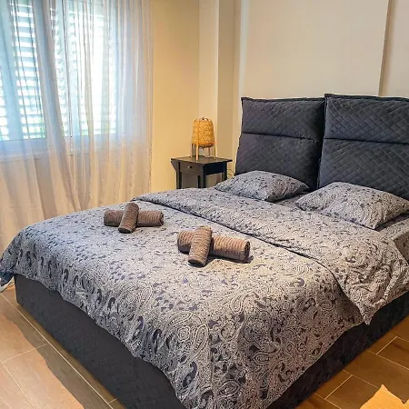 Modern 3 Bedroom Townhouse With Patio 아파트