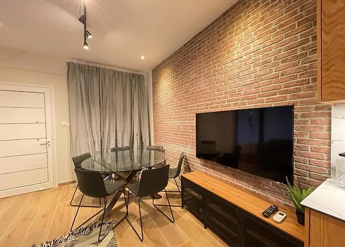 Apartament Modern 3 Bedroom Townhouse With Patio *