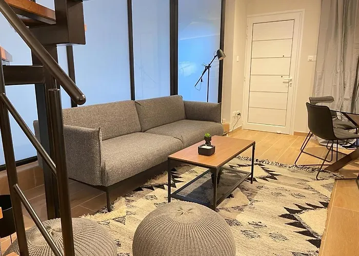 Modern 3 Bedroom Townhouse With Patio