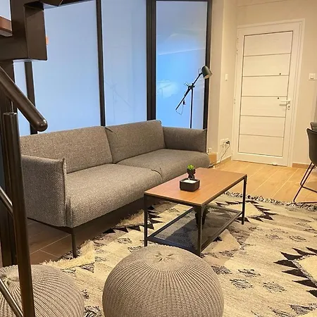 Modern 3 Bedroom Townhouse With Patio