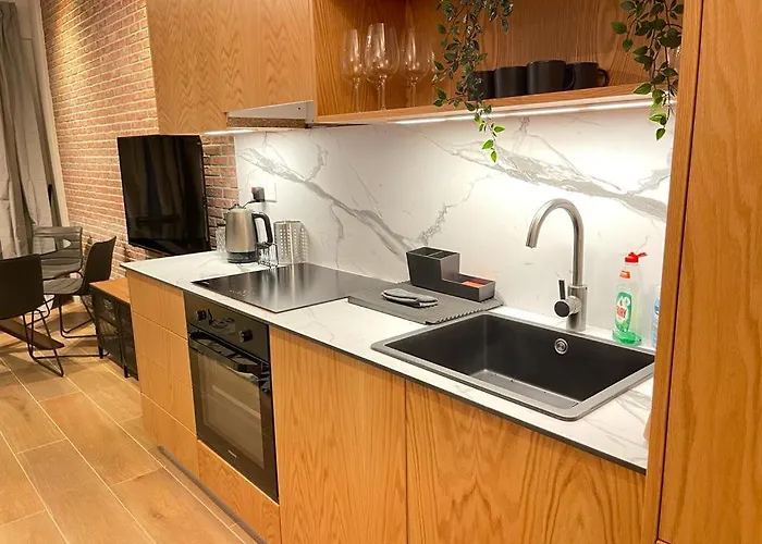 Modern 3 Bedroom Townhouse With Patio *